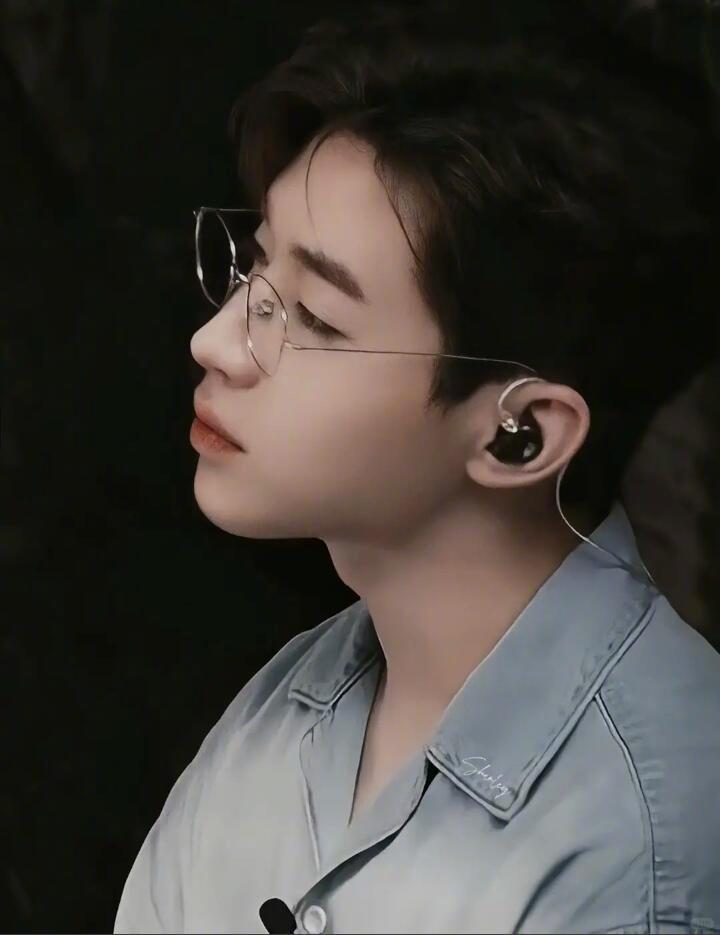 社恐就这样追刘宪华 真的被社恐粉丝追刘宪华的样子可爱到了！全程安安静静跟在身后默