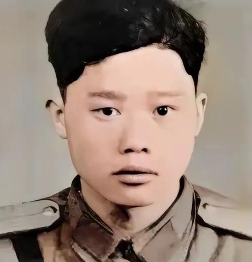 1951年1月28日，志愿军战士潘天炎因为生理需要去附近的草丛解决，却意外发现阵