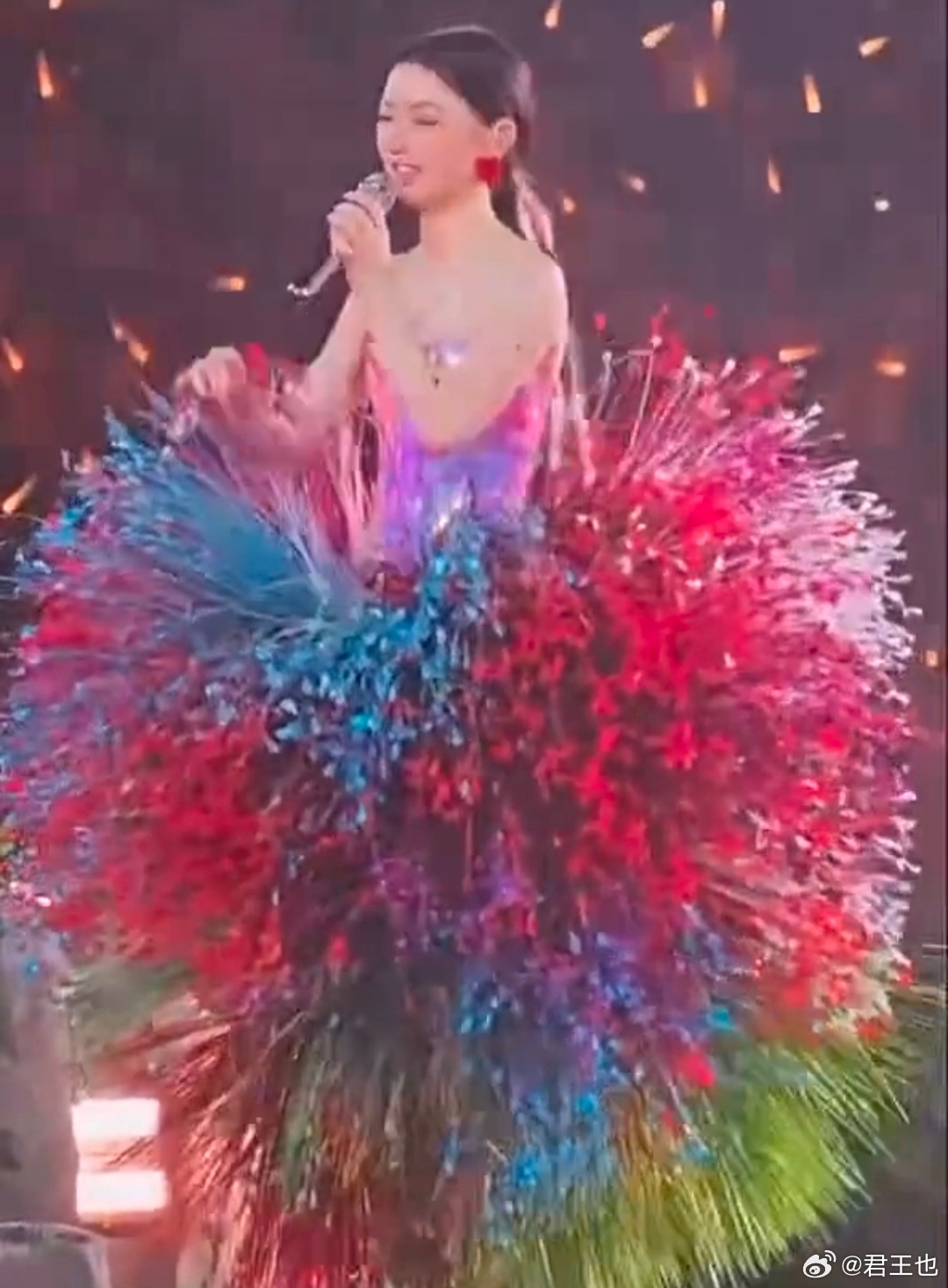 单依纯演唱会发言 难道翻唱别人的歌不可以吗？ 