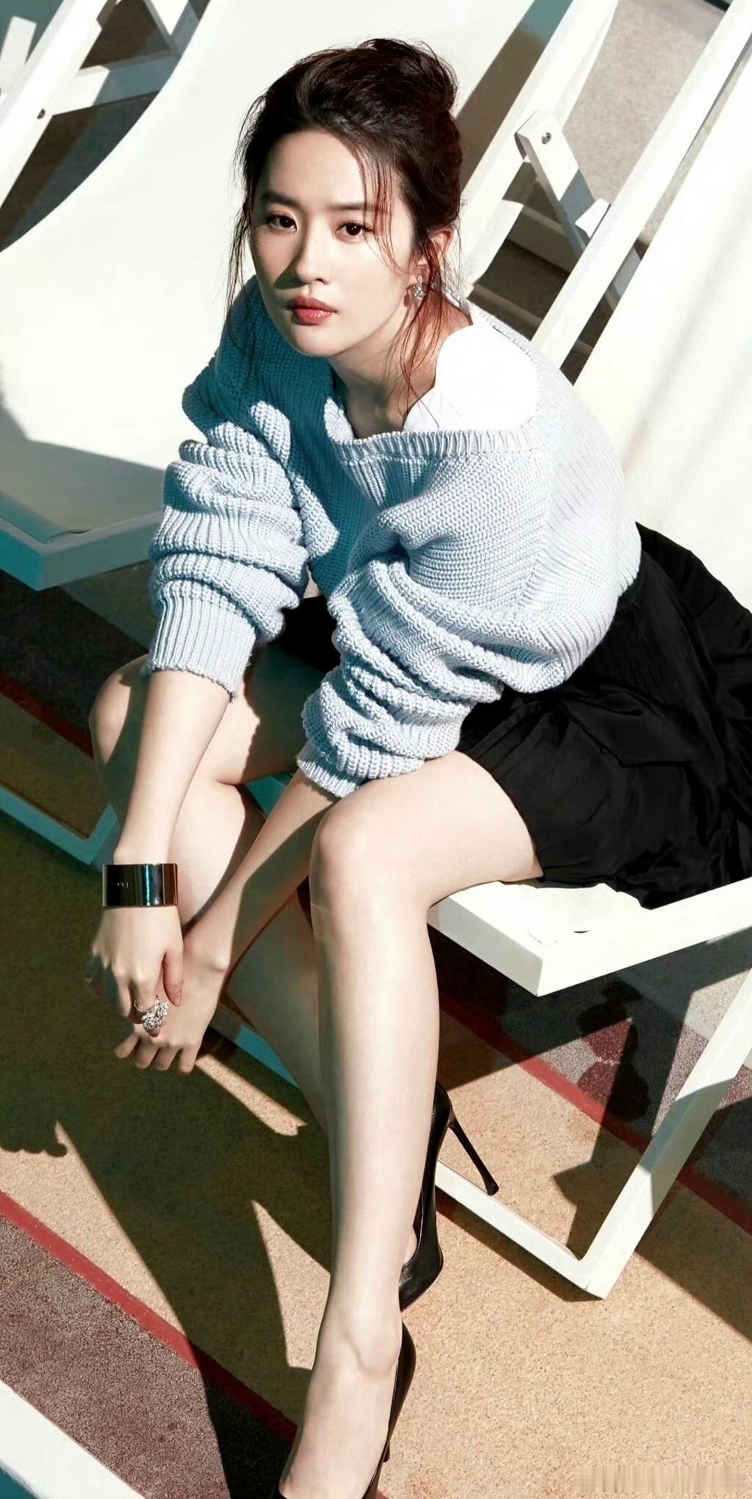 刘亦菲的第一套穿搭，黑白提花针织上衣搭配白色荷叶边短裙，精致的花卉图案与波浪下摆