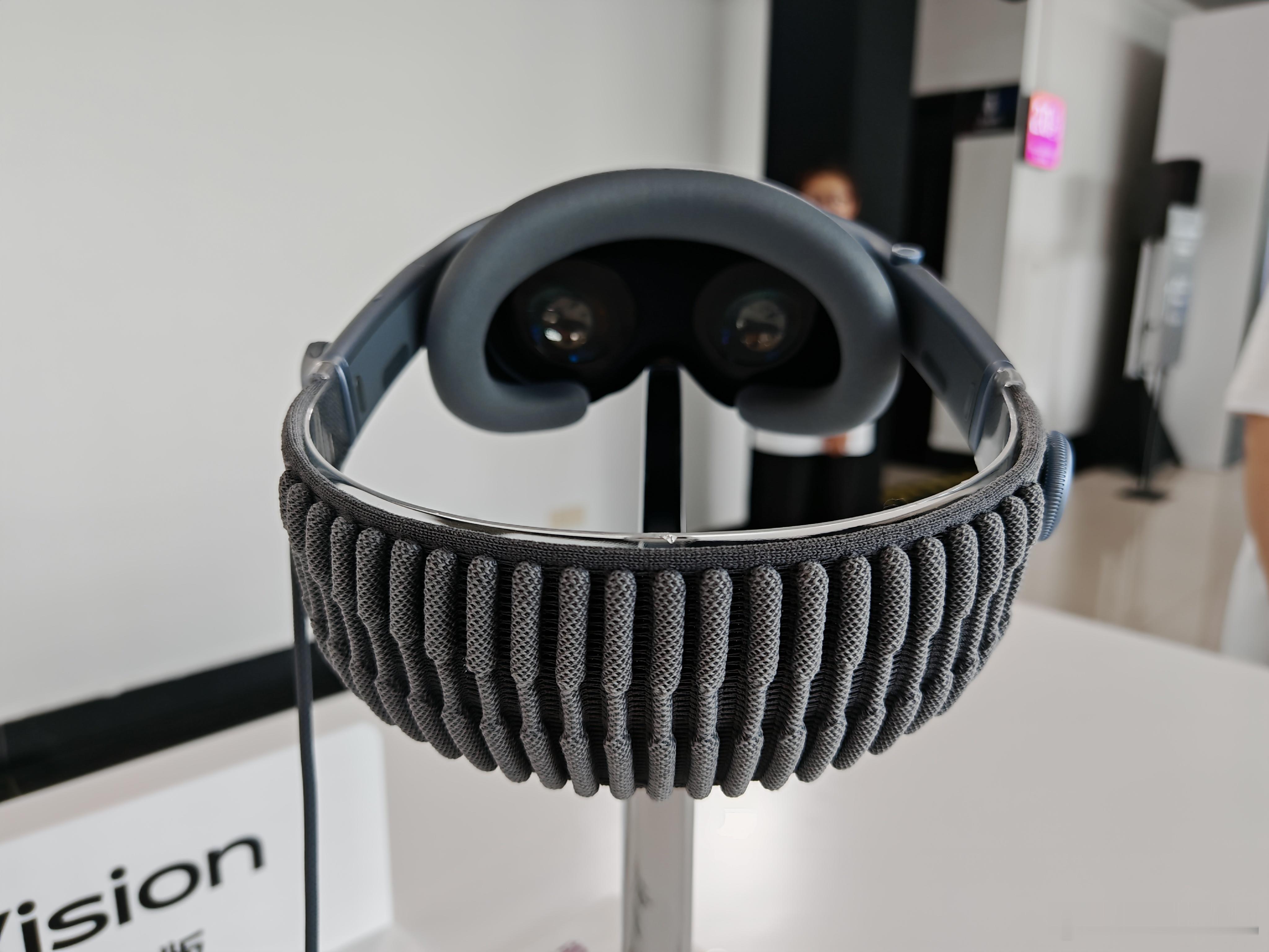 vivo Vision 探索版 上手第一感受：轻得离谱，震撼拉满，给大伙做个速报