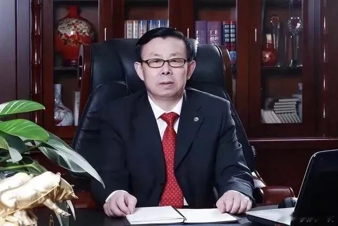 山东专科生，坐拥4500亿光模块王国 2025年夏天，A股市场被光模块“易中天”