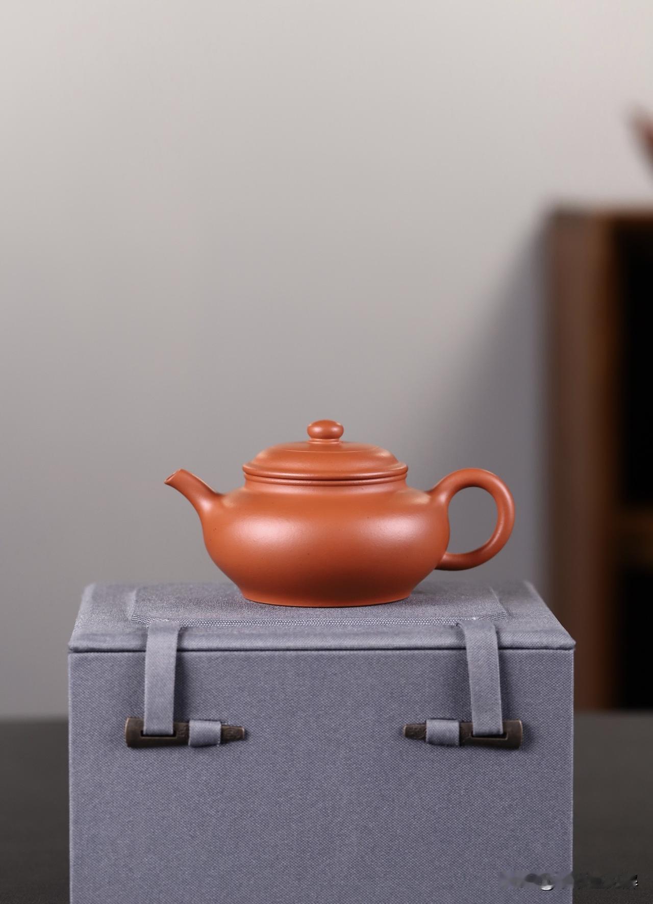 锦鼓｜全手工
原矿生砂朱泥丨容量160cc
此作品由仿古、莲子等众多经典器型、设
