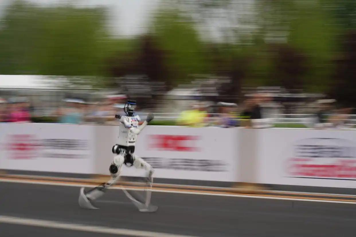 人形机器人跑半马！速度狂飙还更稳，北京这么做意义重大
2026 年 4 月 19