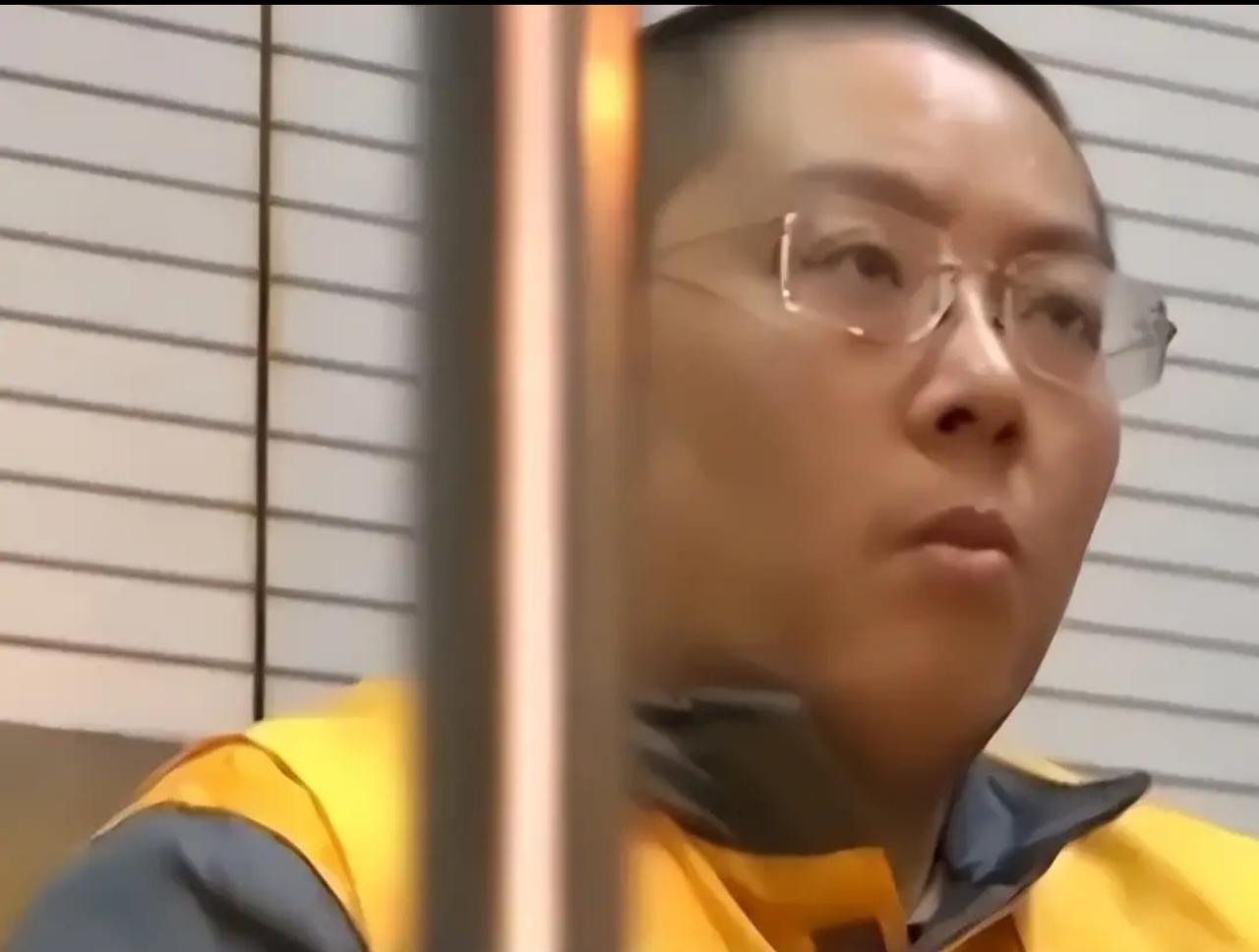 他18个月挥霍掉了380亿，平均一个月花20多个亿，他广选“后宫”，建立私人武装