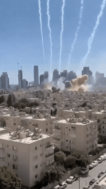 伊朗疯狂轰炸以色列军政指挥中枢！下图中远处的背景高楼群是以色列特拉维夫的标志性天