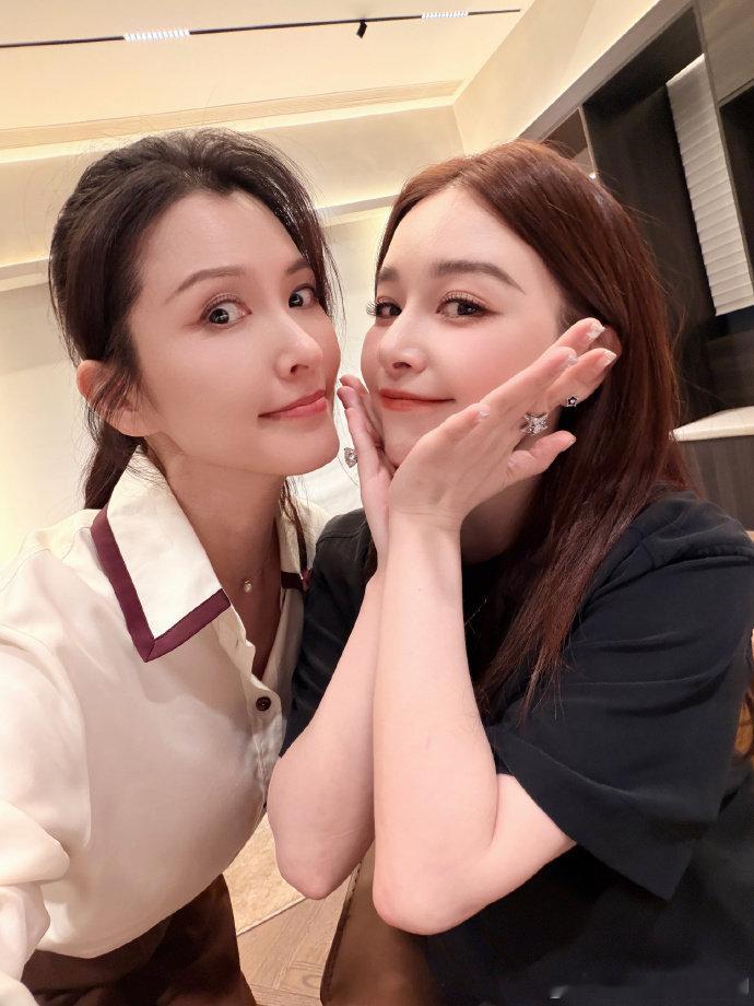 【徐洁儿阚清子宵夜局】 7月5日，晒与合照并表示：我会等……今天的宵夜局～