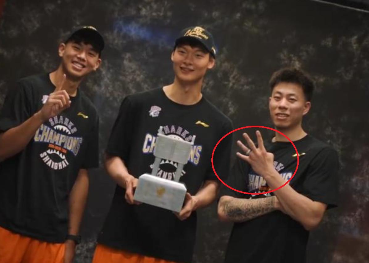 上海队总冠军写真照片出炉，张镇麟最得意，王哲林很稳重！
本赛季，上海队成为了CB