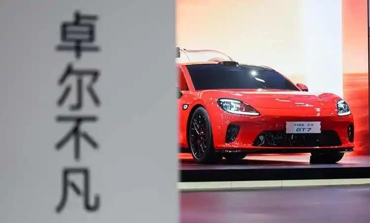 再看全维防碰撞系统CAS 5.0，它将安全从五维升级到六维，其中最值得称道的是首