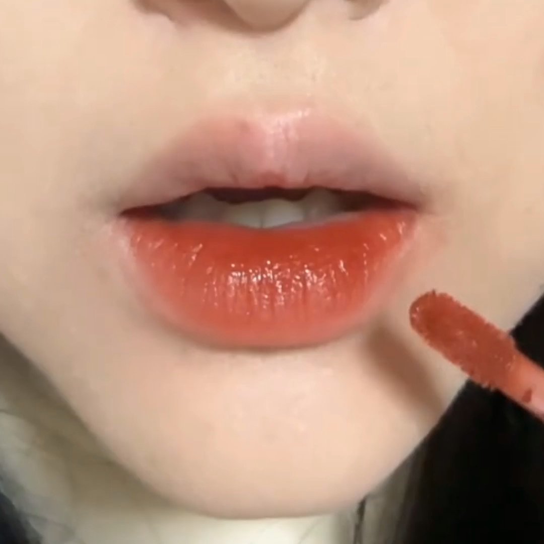 番茄红棕，这个颜色真的太绝了，既不会太红也不会太棕，完美平衡！涂上它感觉自己气场
