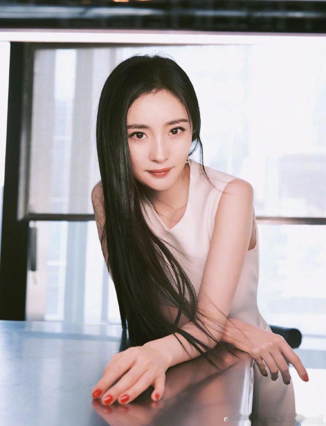 杨幂  🦊杨幂小野和子全球品牌代言人 世界上不存在美好，面具早晚会坏掉，太多人