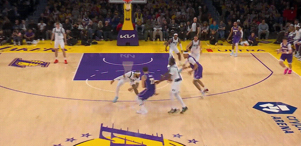 东契奇惩罚独行侠包夹的方式之一是绝对稳定的出球中路，海斯和艾顿都惩罚过独行侠的垫