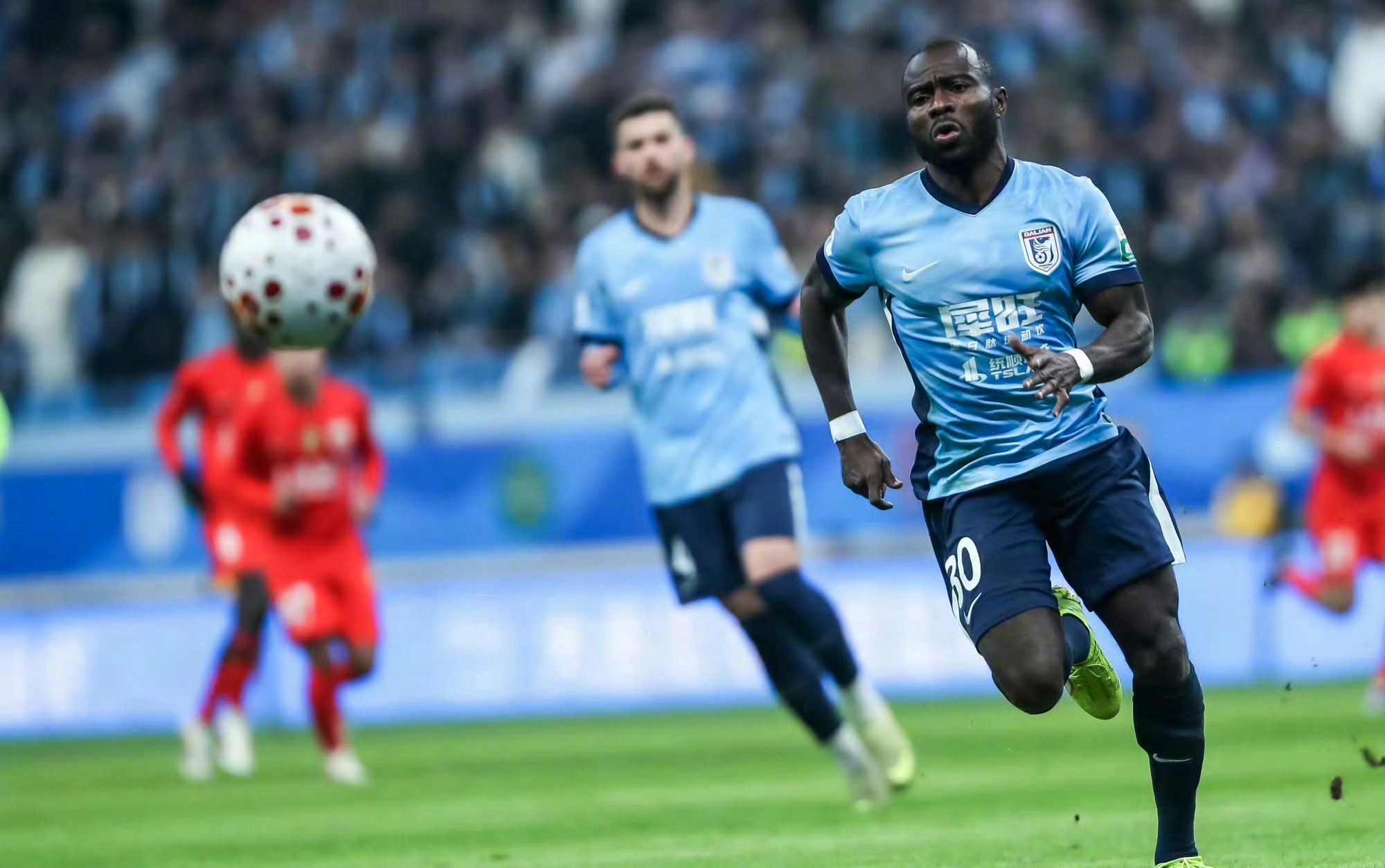 中超第3轮，大连英博 1-0 上海海港，马莱莱助攻阿奇姆彭破门，大连拿到联赛首胜