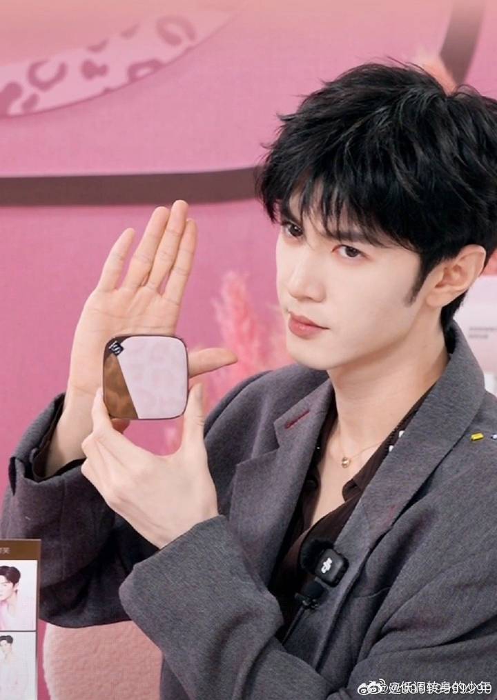 陈哲远今天直播状态，怎么截都是帅的[送花花] ​​​内娱免检大帅哥！ ​​​