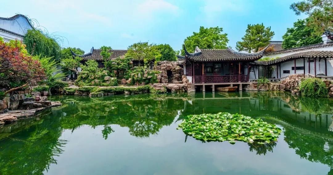 我去过苏州两次，苏州著名的园林和著名的小镇我都去过了，比如说拙政园、留园、网师园