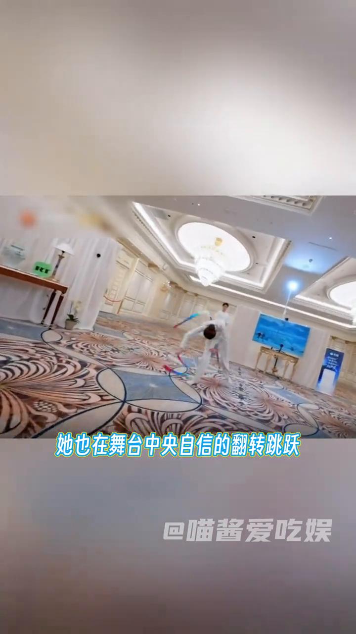 握住彩带的那一刻，她只是张豆豆。
喵酱爱吃娱。
新一期妻子的浪漫旅行里，所有嘉宾
