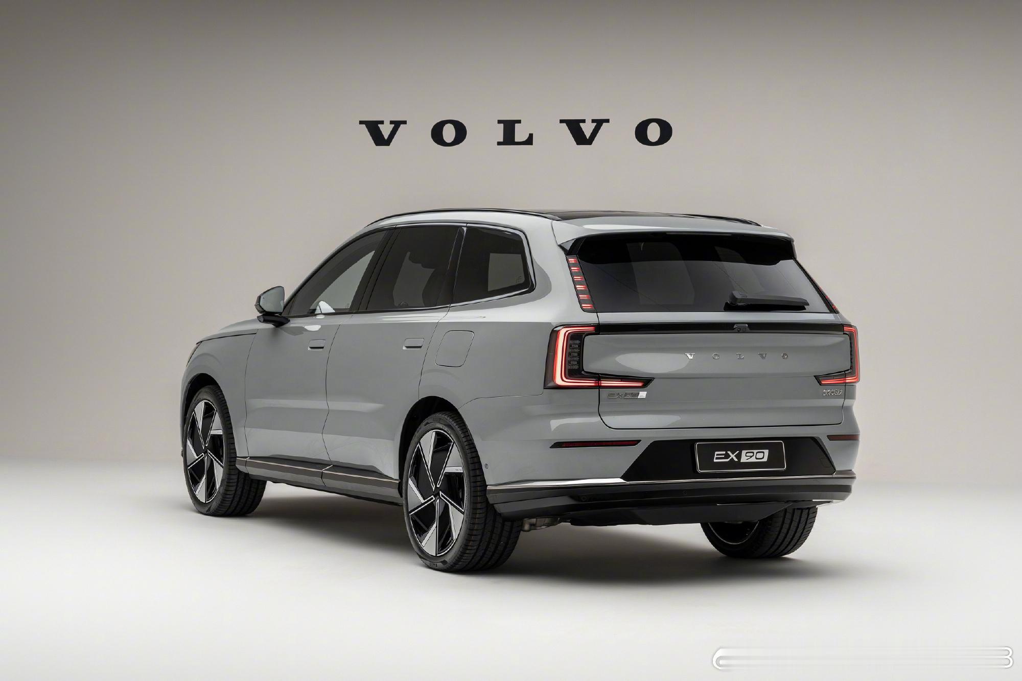 沃尔沃纯电双旗舰开启预售在沃尔沃99岁之际，它也终于推出了自己的纯电双旗舰:SU