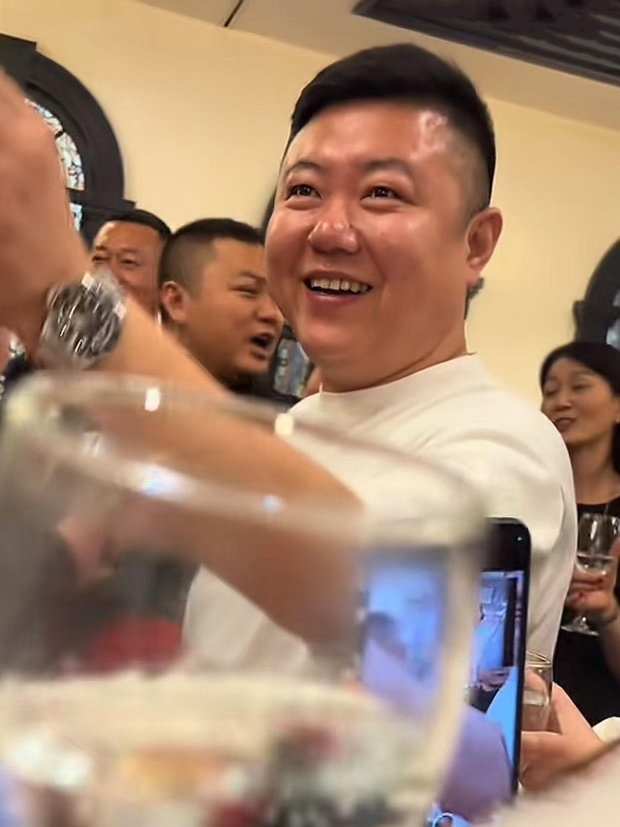 高九成酒量见长，二十分钟表现正常！高九成喝酒，那可是有名场面的。一杯下肚，成了六