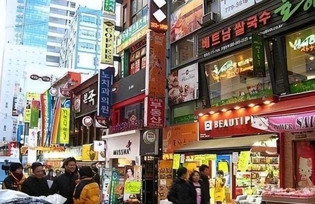 不只是韩国、新加坡，就连香港和台湾地区的所谓“同胞”，不少人把对大陆人的反感直接