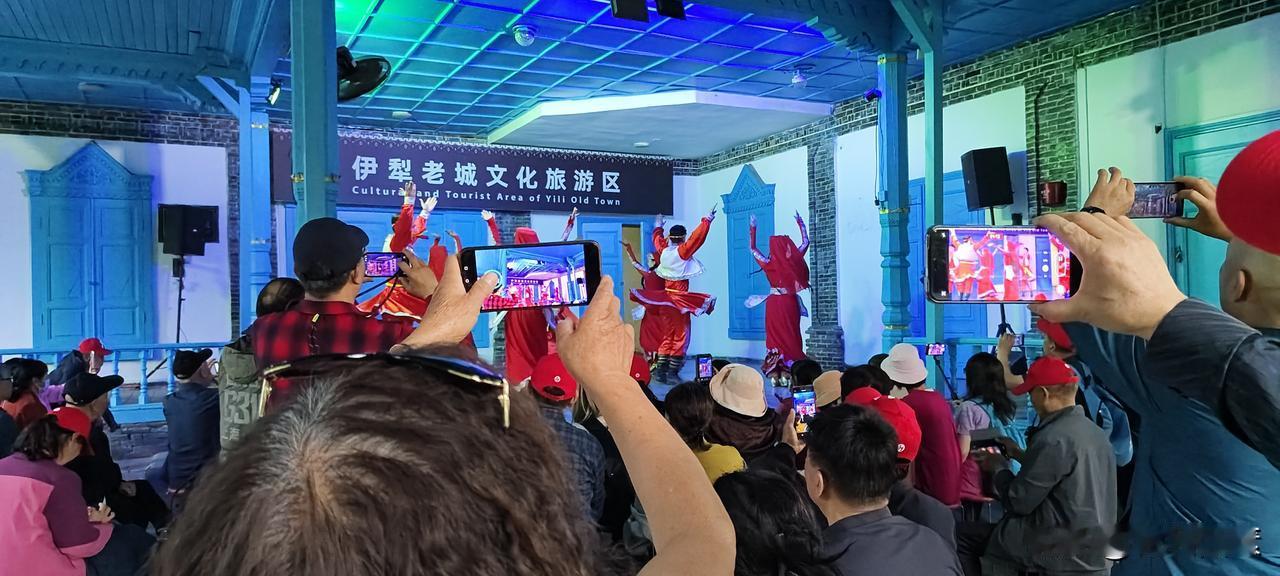游伊犁老城，赏汉人巴扎
上午去喀拉峻游览，下旅游大巴，乘景交车，再换观光车，一站