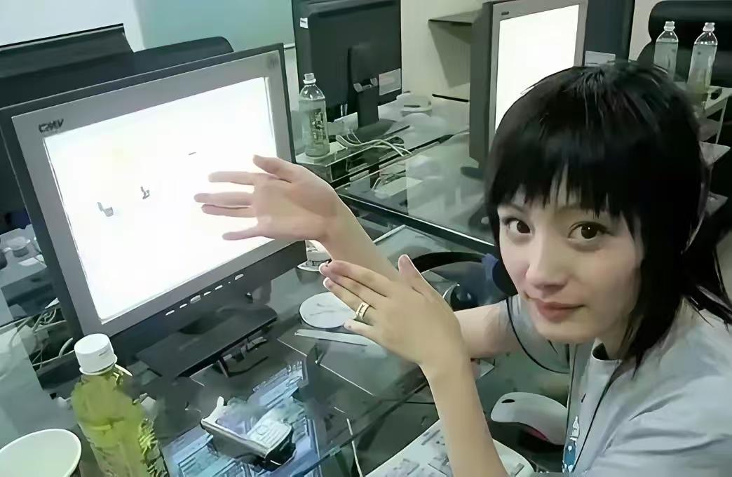 杨幂20年前在网吧上网的照片！
这张照片拍摄于2005年，
当时的杨幂只有19岁