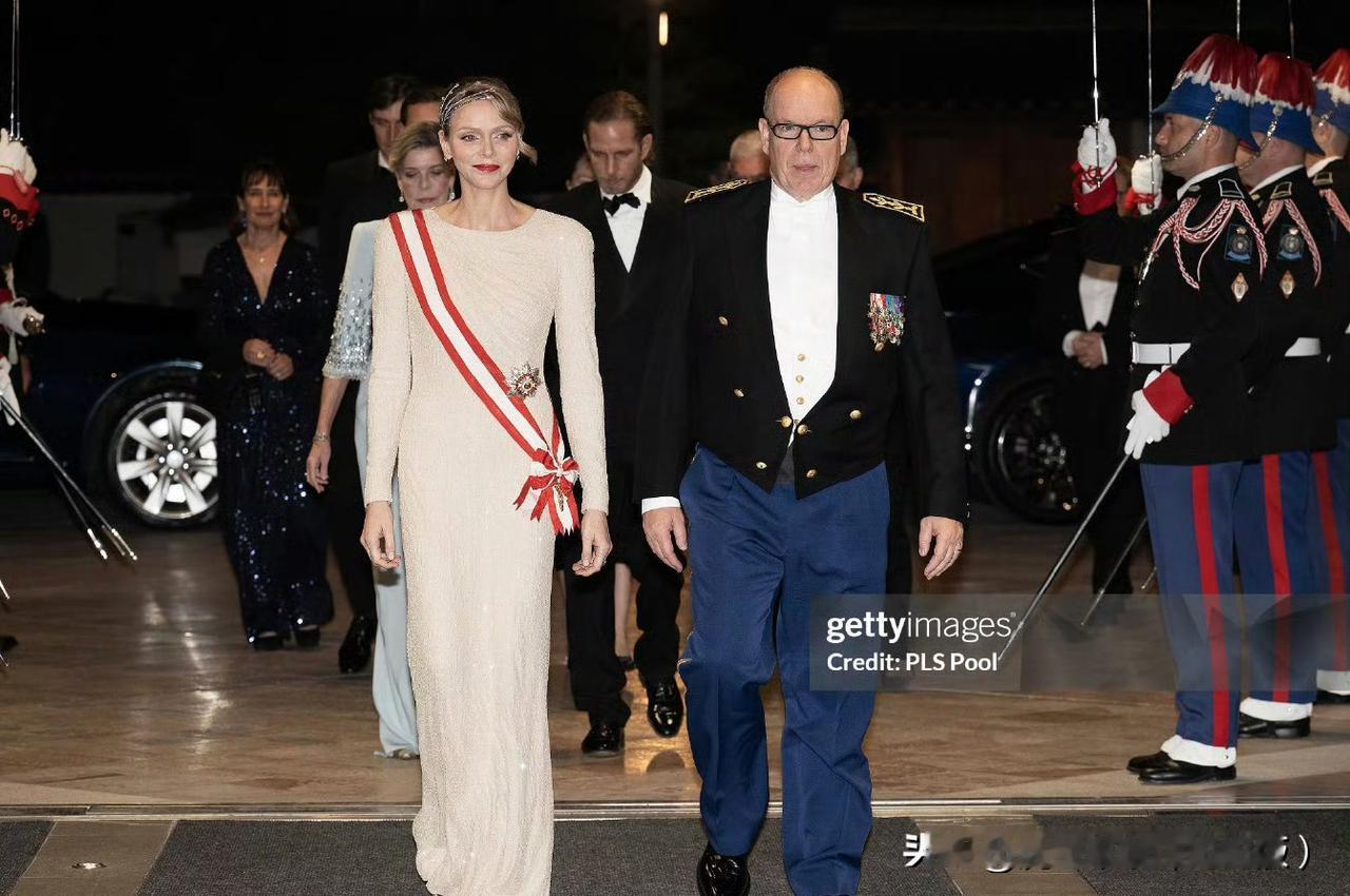 一年一度的国庆节晚宴部分，有惊喜，夏琳王妃终于想起她的这顶钻石王冠了，上次佩戴还