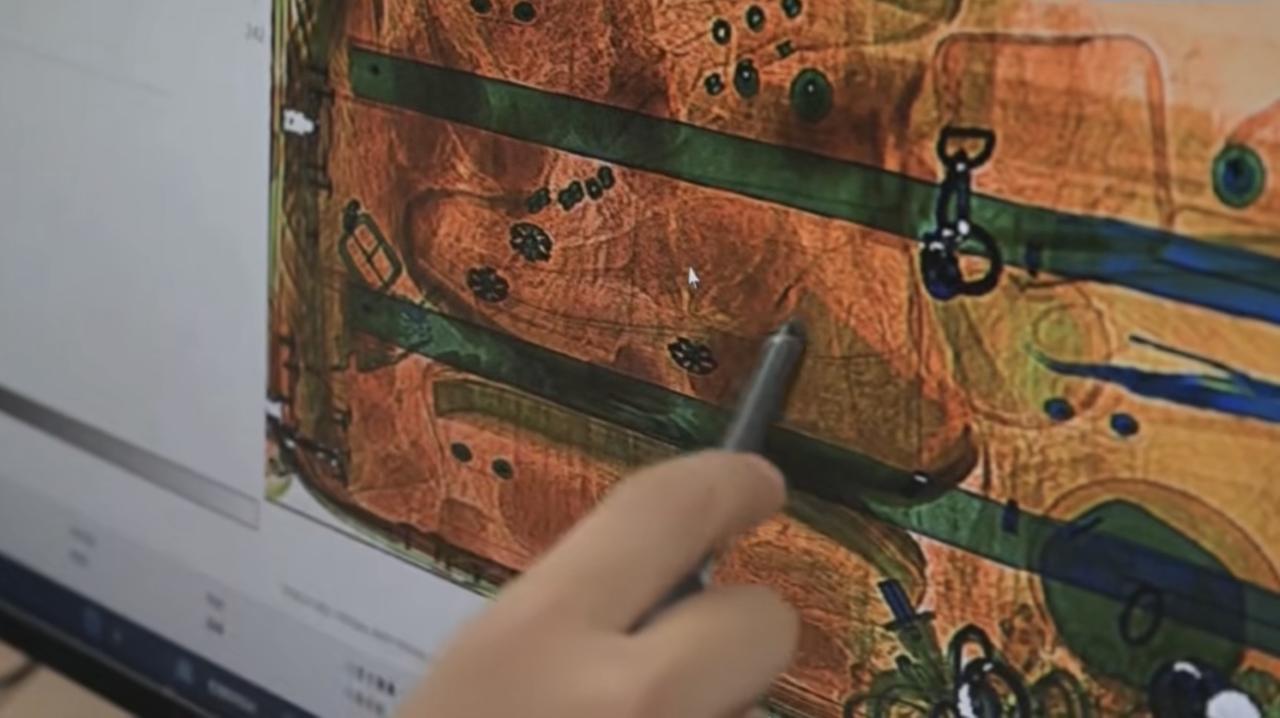 青岛机场，一名进境女子推着行李箱从绿色通道经过，关员发现，她行李箱里的衣物，堆叠