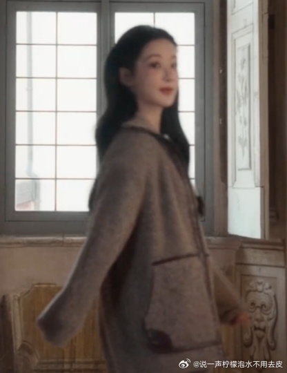 天凉了，大家可以穿这种衣服，把手护在袖子里[好爱哦] ​​​