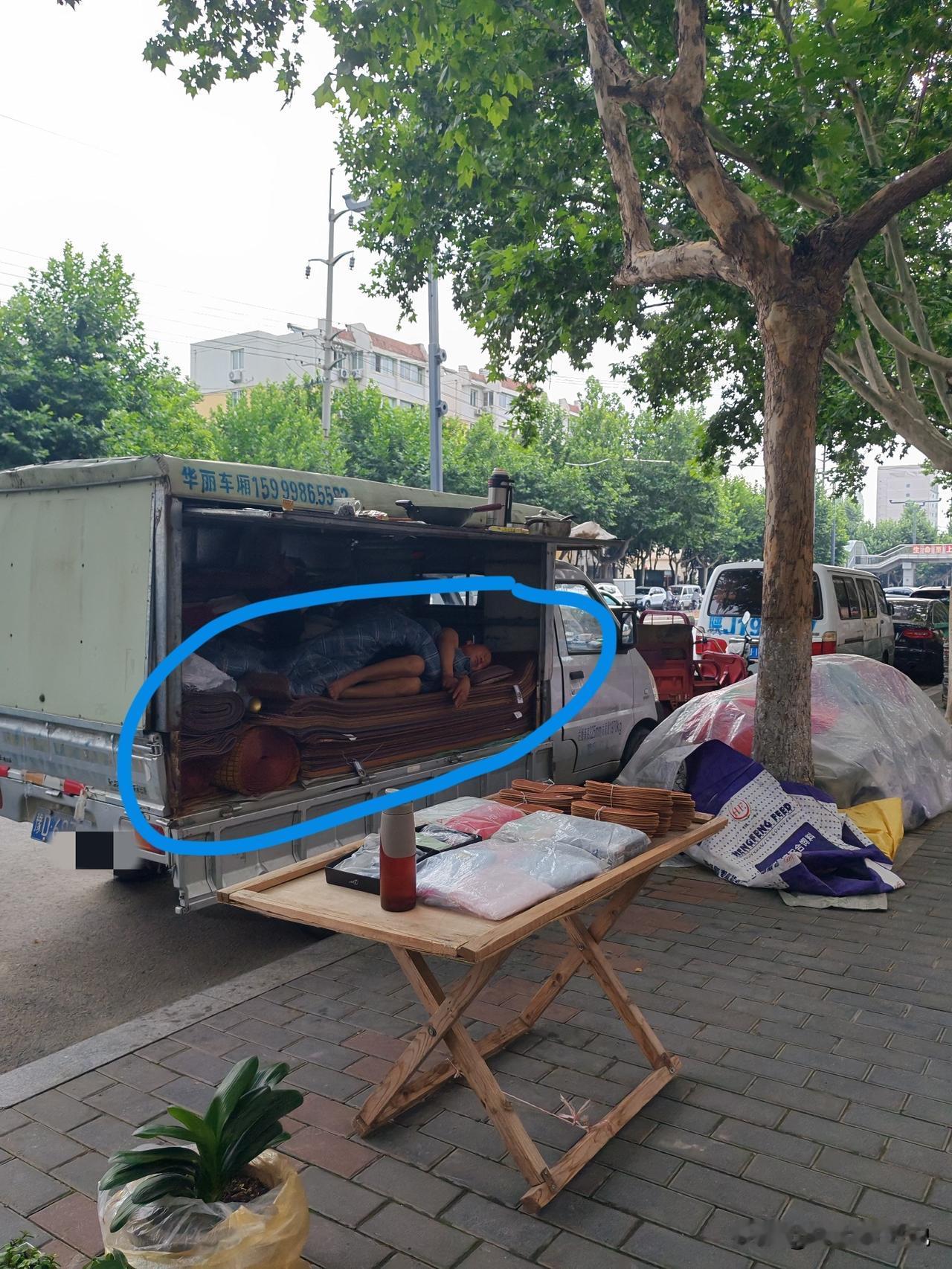 看看做生意的人有多拼
这是我昨天7月2日路过拍摄的图片，街头小摊遇到一个卖凉席的