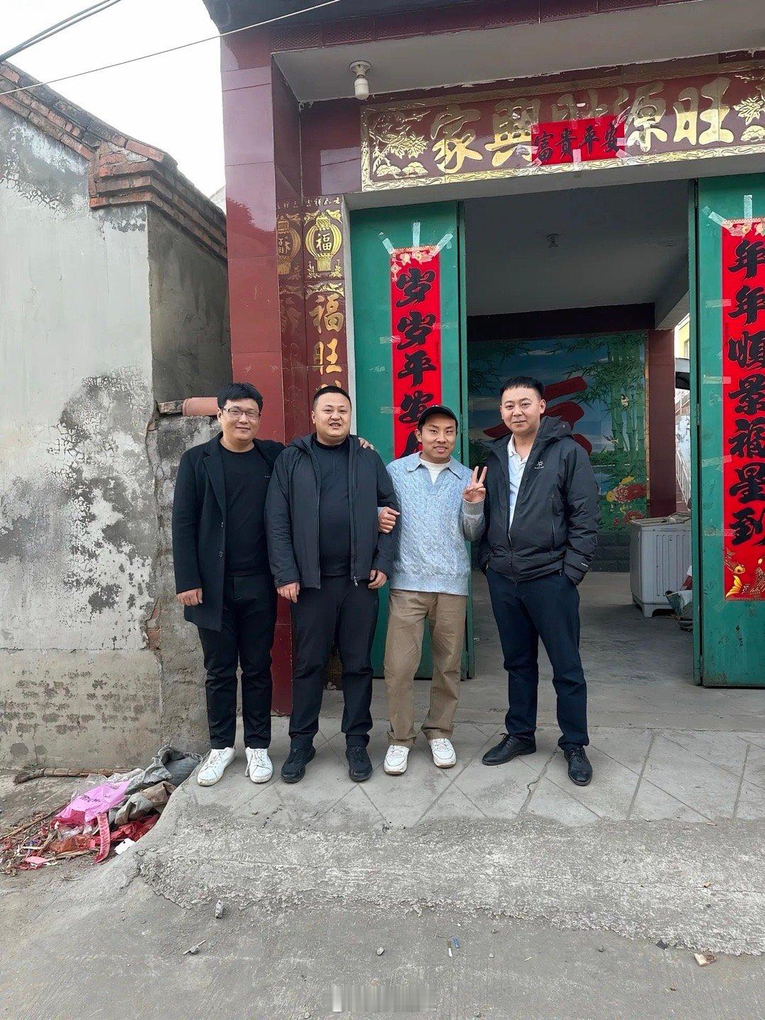 志胜跟大哥十指紧扣 志胜跟大哥十指紧扣！志胜过年回一次老家换来了无数张合影照片里