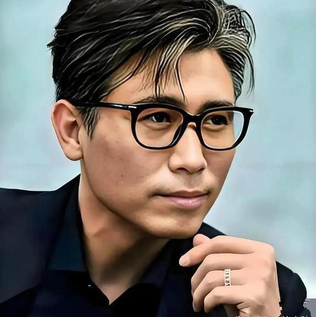 谁能想到李乃文家里负担这么重！
 
作为实力派演员，家里一共五个孩子。
重组之后