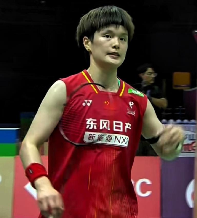 羽毛球世锦赛女单第二轮（32进16），中国选手王祉怡对阵马来西亚雷莎娜。
王祉怡