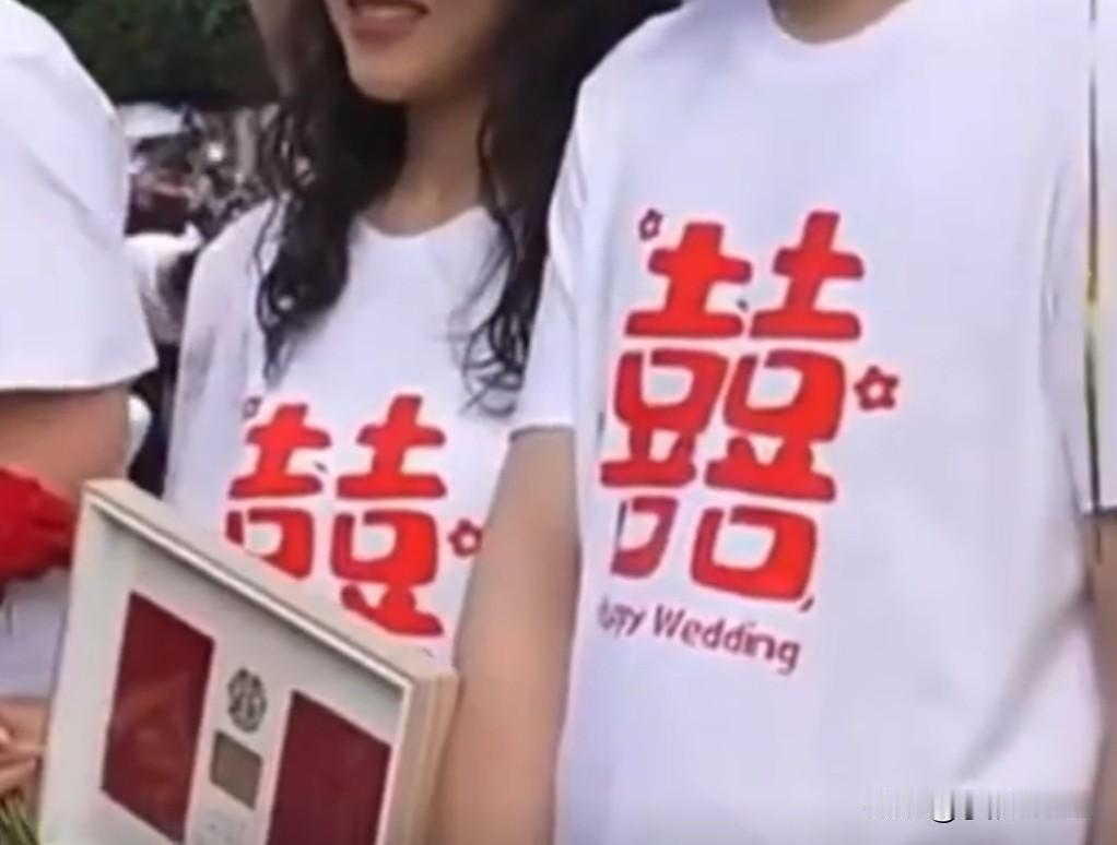 4月25日，自贡市南湖体育中心格外热闹，8对新人齐聚这里，举行了一场别开生面的集