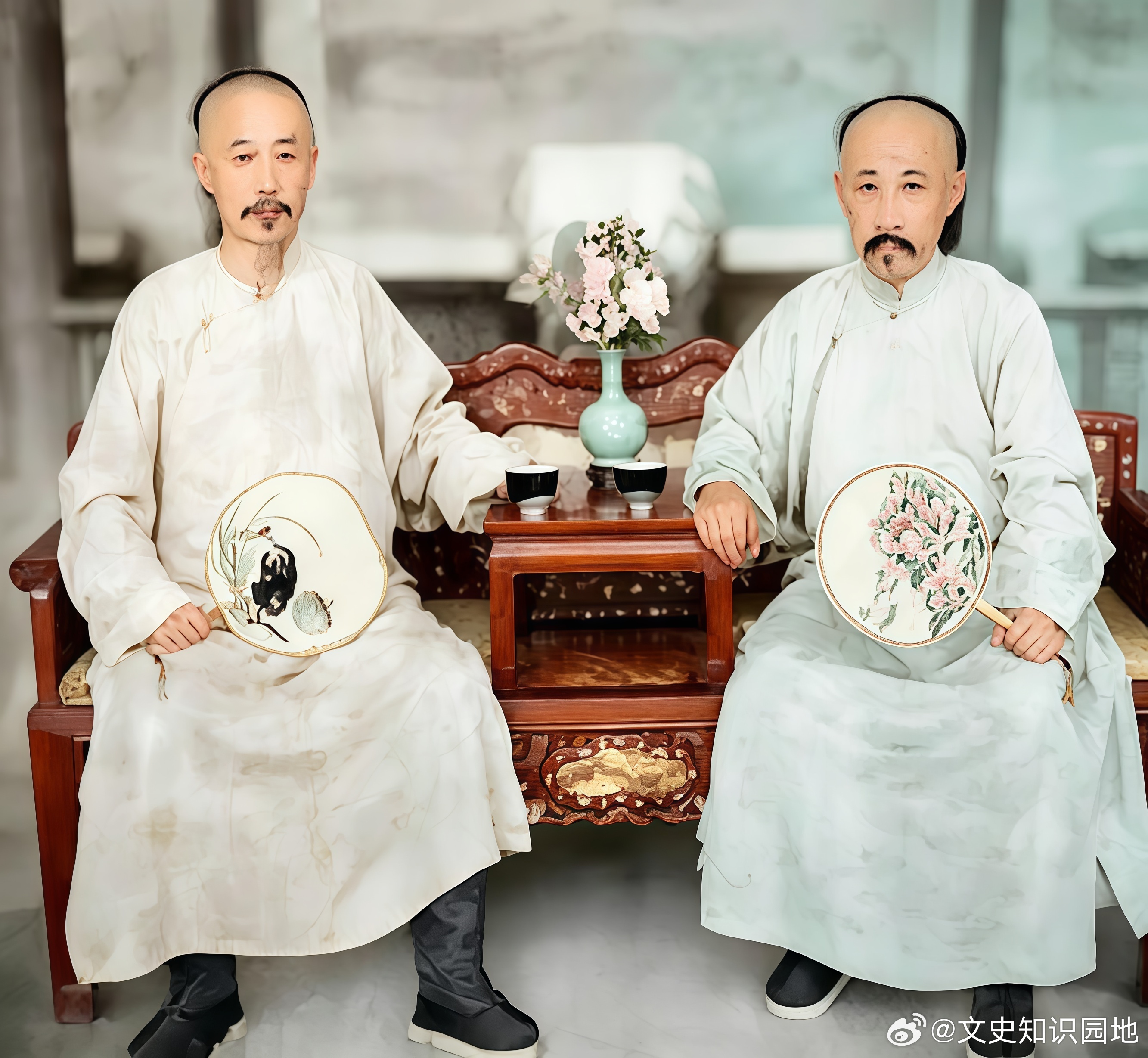 这张留存后世的合影，是恭亲王与七弟醇亲王兄弟俩的唯一合照。兄弟俩自幼一同学习、练