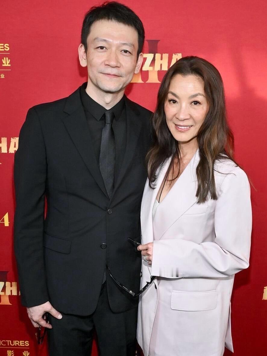 杨紫琼出席洛杉矶AMC世纪城《哪吒2》首映礼👁️和《流浪地球》导演郭帆合了影。
