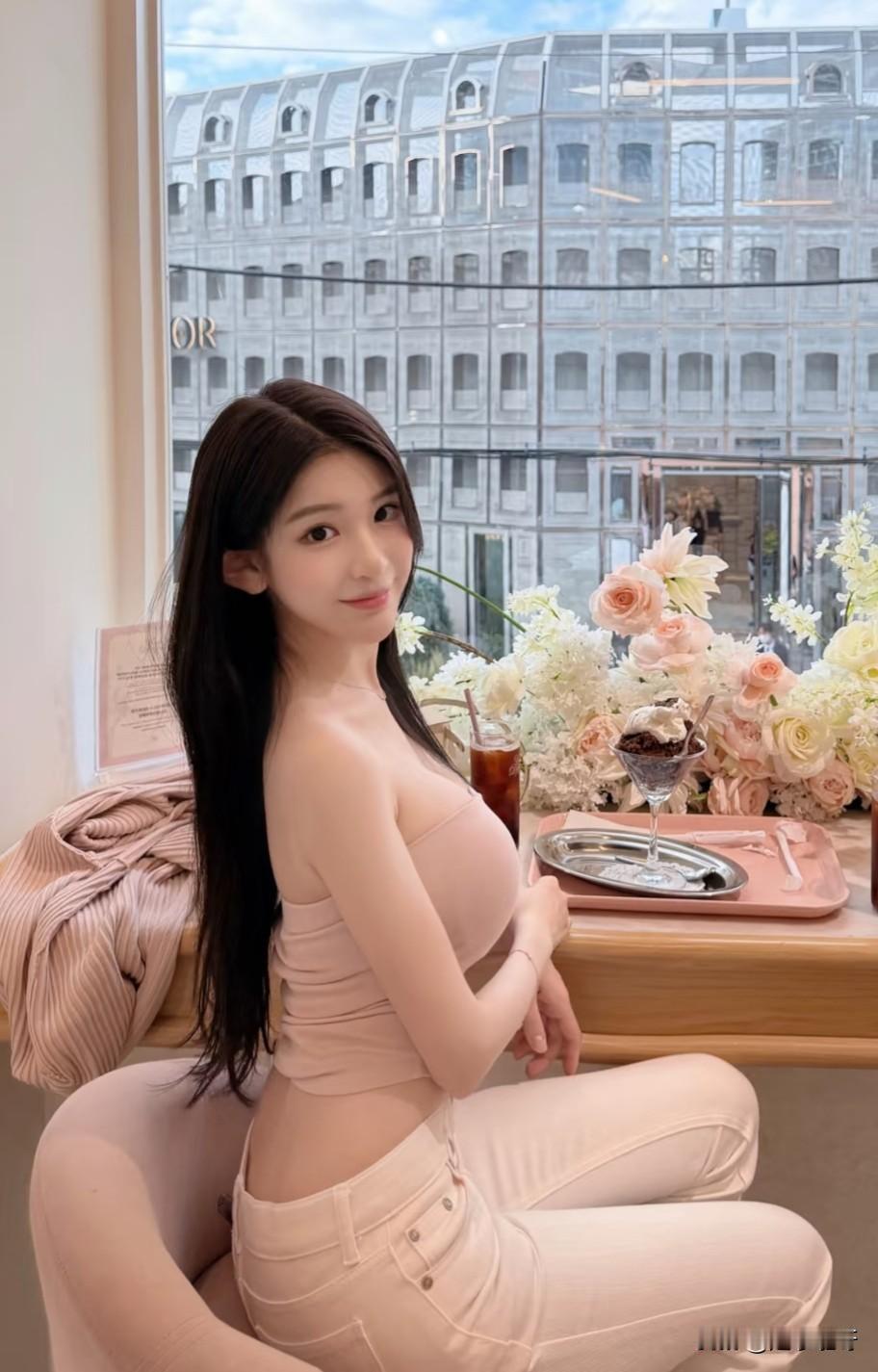 长发美女粉色小衫，搭配白色牛仔裤