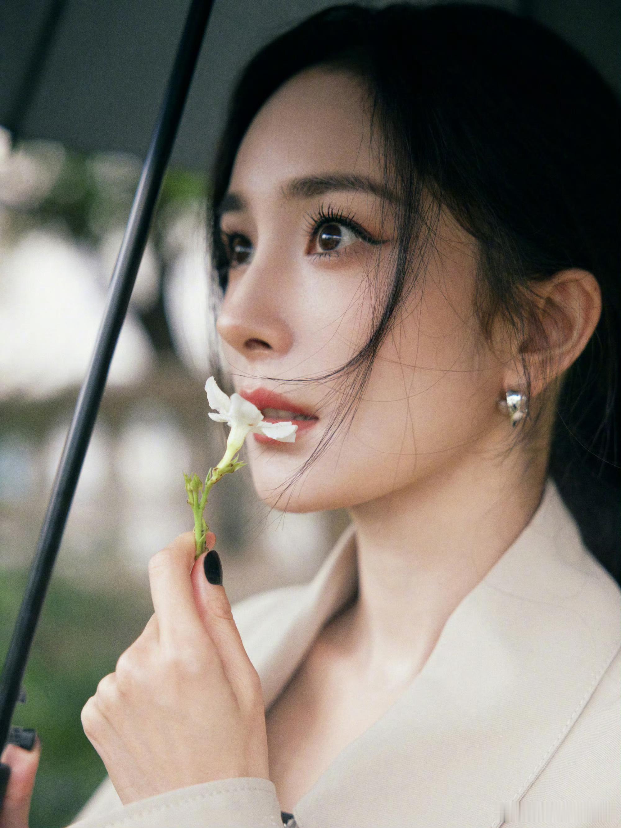 #杨幂在巴黎吃煎饼果子# ​#杨幂时装周出图# ​​​
