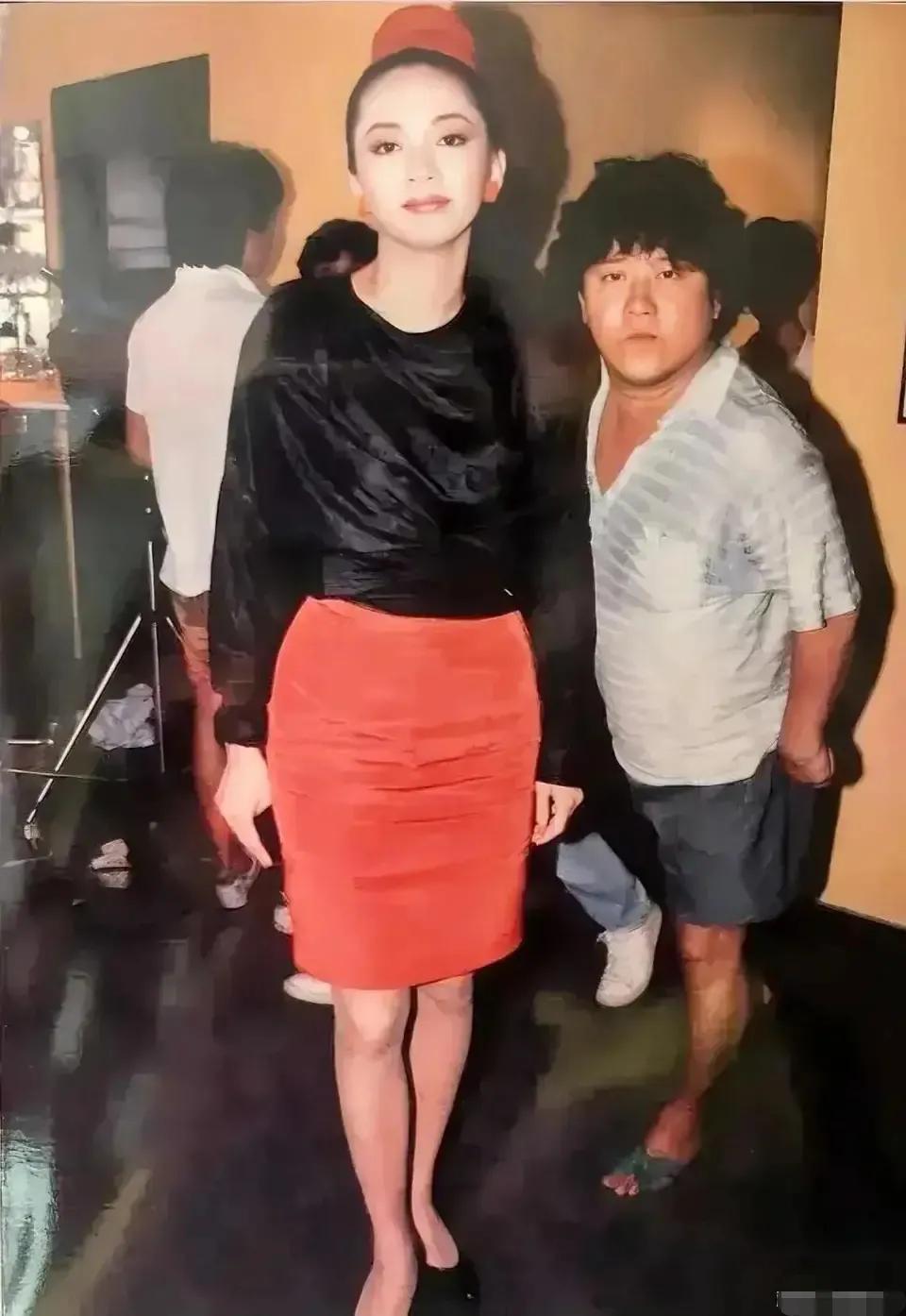 一张老照片见证梅艳芳和曾志伟的青春岁月，年轻时候的梅艳芳美丽动人，她穿着黑色紧身