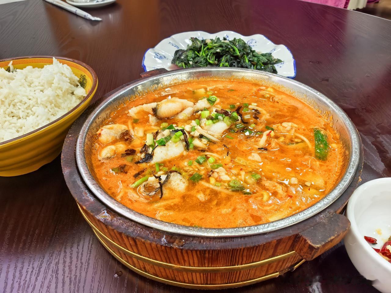 这两个菜加饭共128元，其中茶香鱼88元，武夷山野菜28元，加饭和碗筷10元。