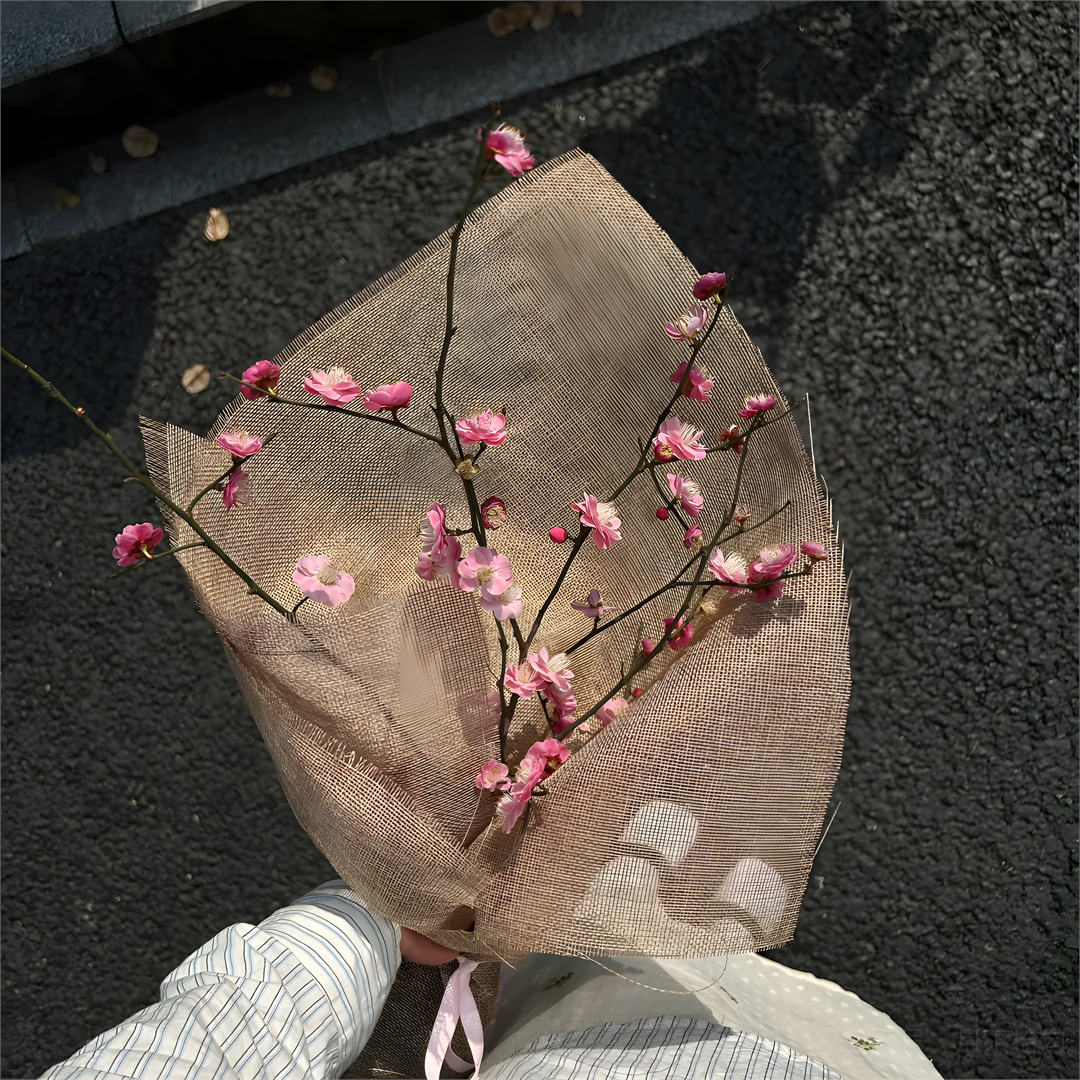 幸福经常二倍速，苦难总是慢镜头。 