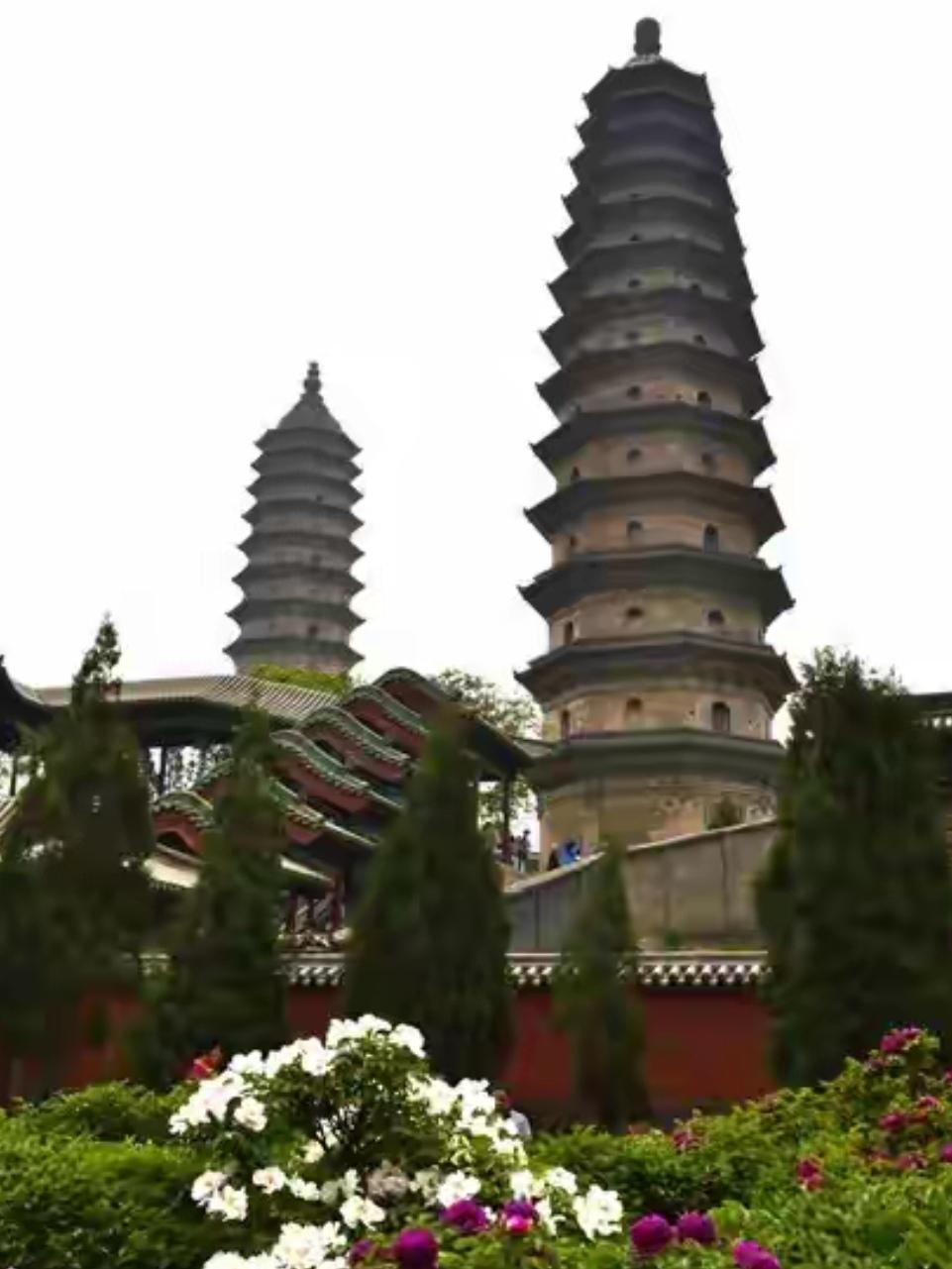 身后凡尘是非名，
世间烟火史留痕。
永恒文学价值贵，
华夏文明龙裔人。