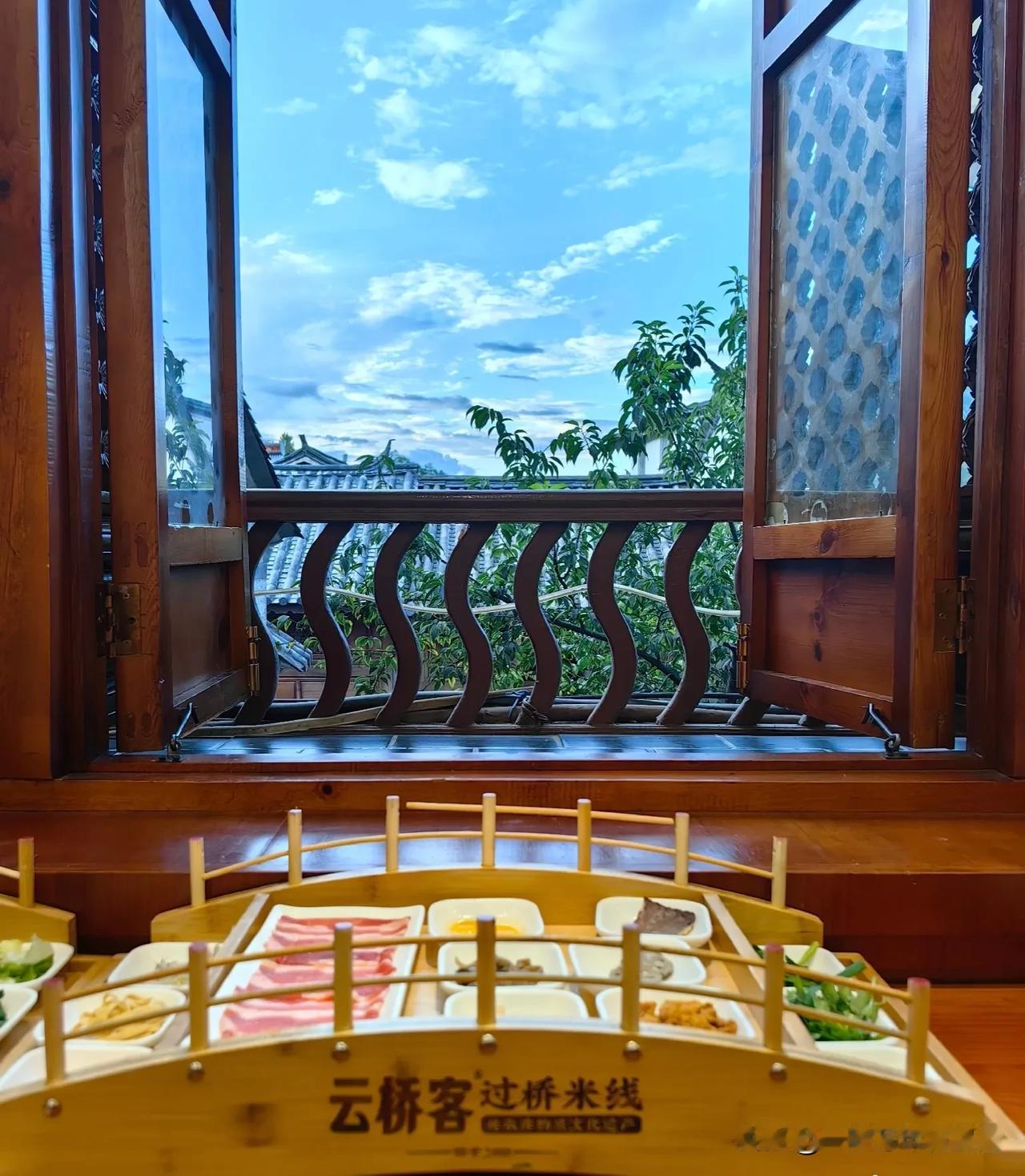 过桥米线的精髓在于那碗高汤。

不容易熟的食物要最早放进去，生的食物放进去马上就