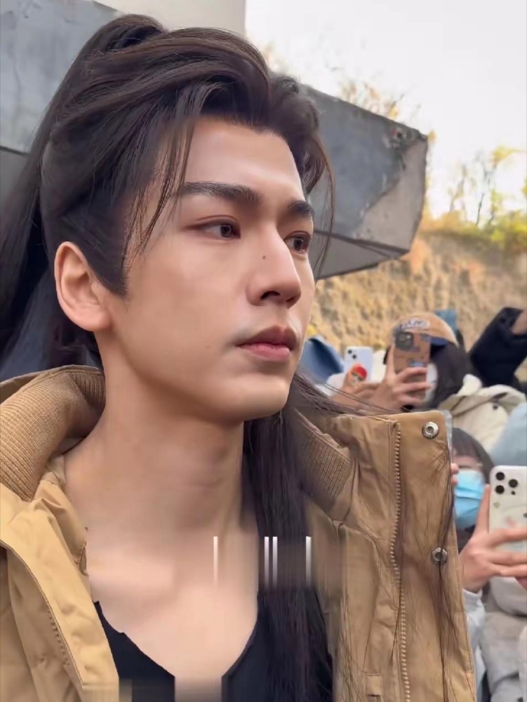 原相机里的张凌赫，能看出是快到三十岁的人了。当然，帅肯定还是帅的，但他一脸的疲惫