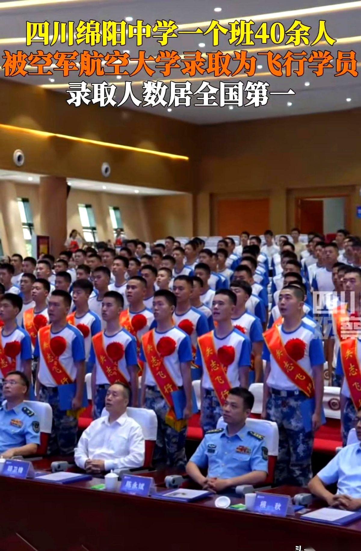 同一个高中，20多个十七八岁的孩子，集体打包行李，穿上军装进军校！
这不是电影剧