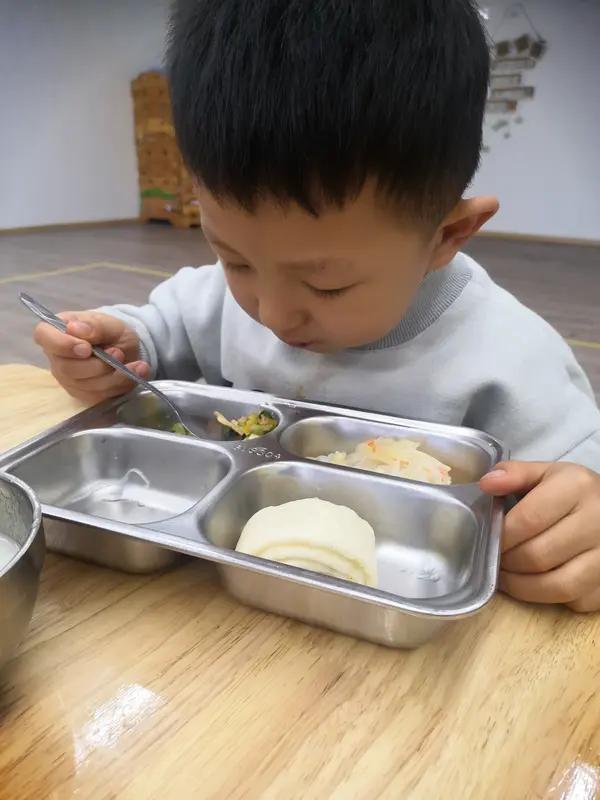 新学期开启，不少孩子挑食、偏食，只爱吃零食，看见蔬菜就躲开。好好吃饭，是成长的第