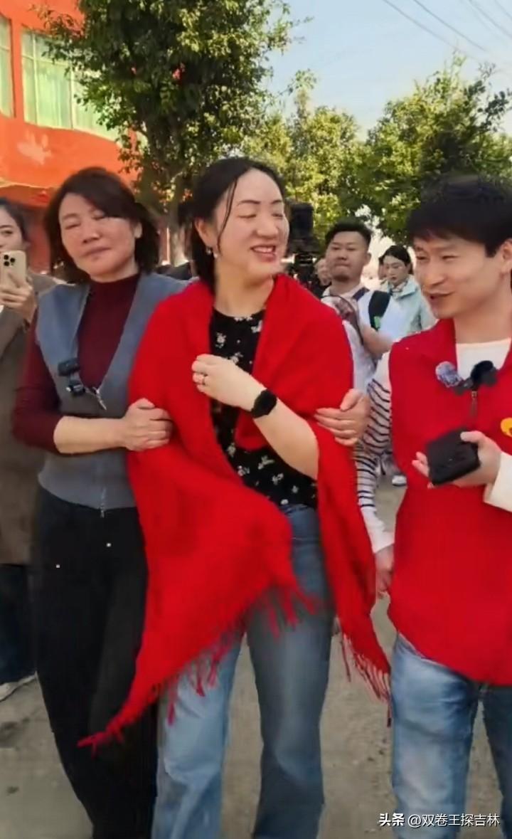 洪杨丽比姐姐长相更像妈妈。
从荷兰到南昌洪杨丽今日认亲，母亲大高个儿，而且相貌也