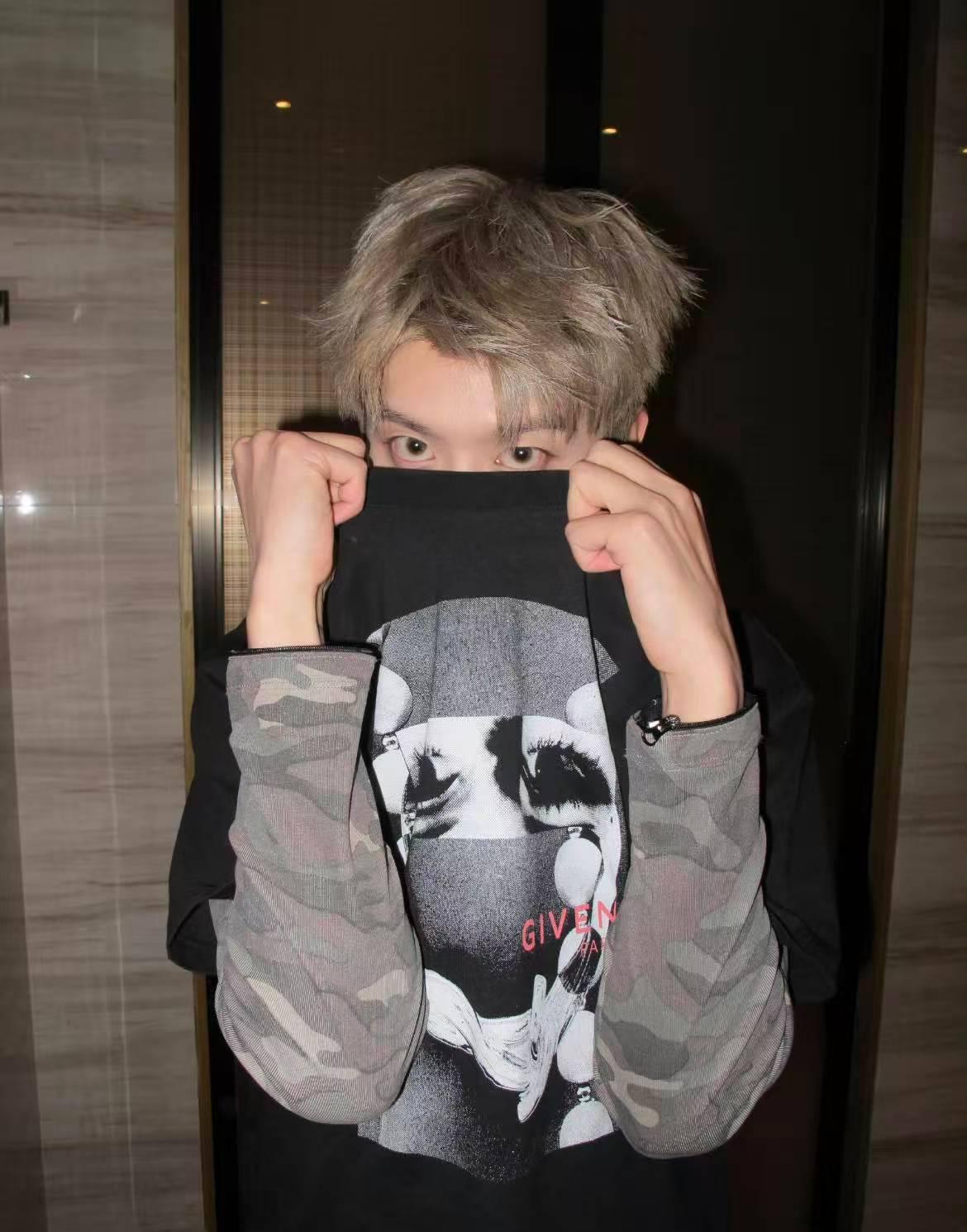 范丞丞一拍照就爱挡脸 原来范丞丞挡脸拍照是刻在基因里的！小时候拍照就爱捂脸不让拍