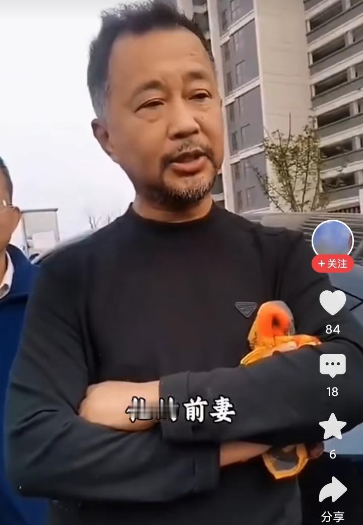 流浪大师沈巍，又开始胡乱编排历史人物了，
这一次，有人让他评价一下杨振宁，沈大师