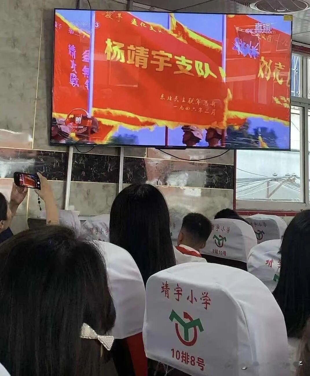9.3阅兵，被这张照片感动哭了！

不知道大家注意到这个细节没有，

今天的第一