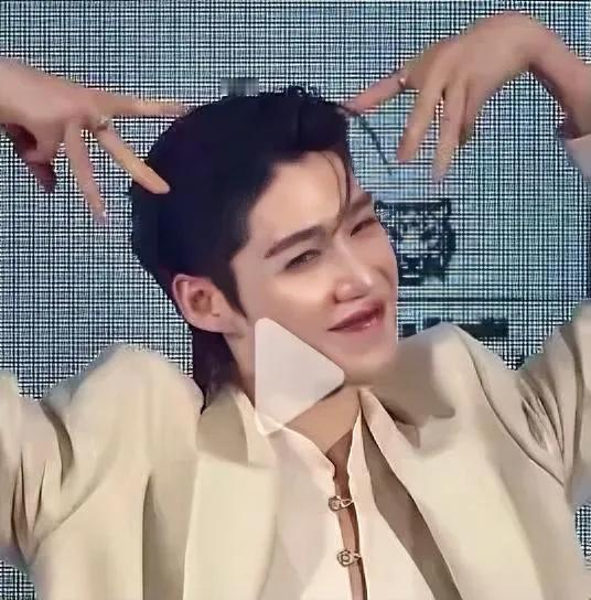 这么low的动作，连小女孩都不屑做了，这是哪家的“卡哇伊”跑出来了，
搔首弄姿的